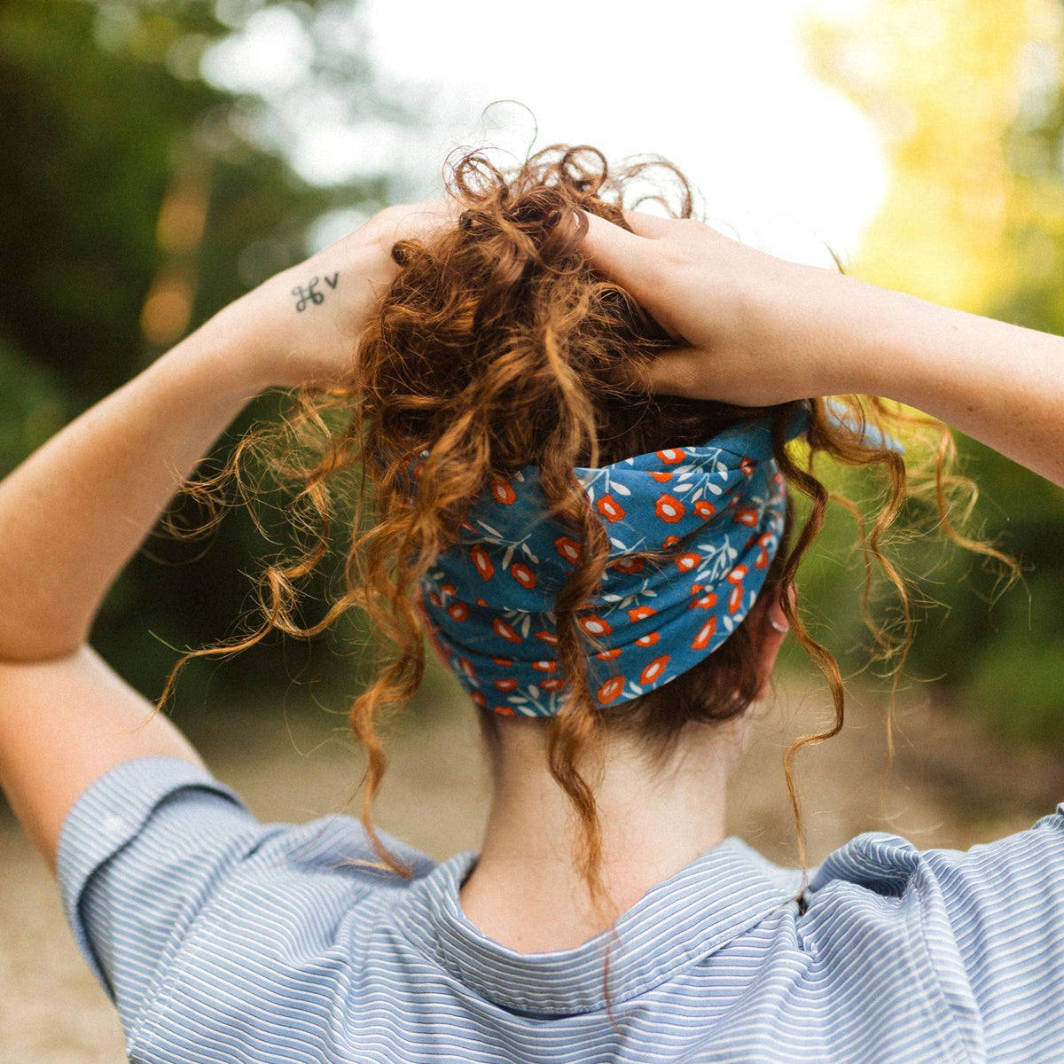 Woman wearing the Juliet Bandana around her head from the back