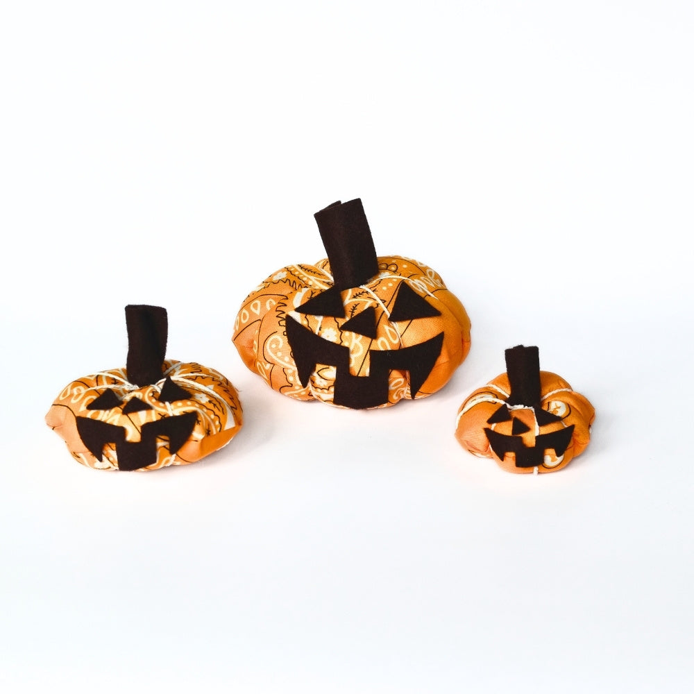 Bandana Pumpkin Trio with optional felt jack-o’-lantern faces for Halloween decorating