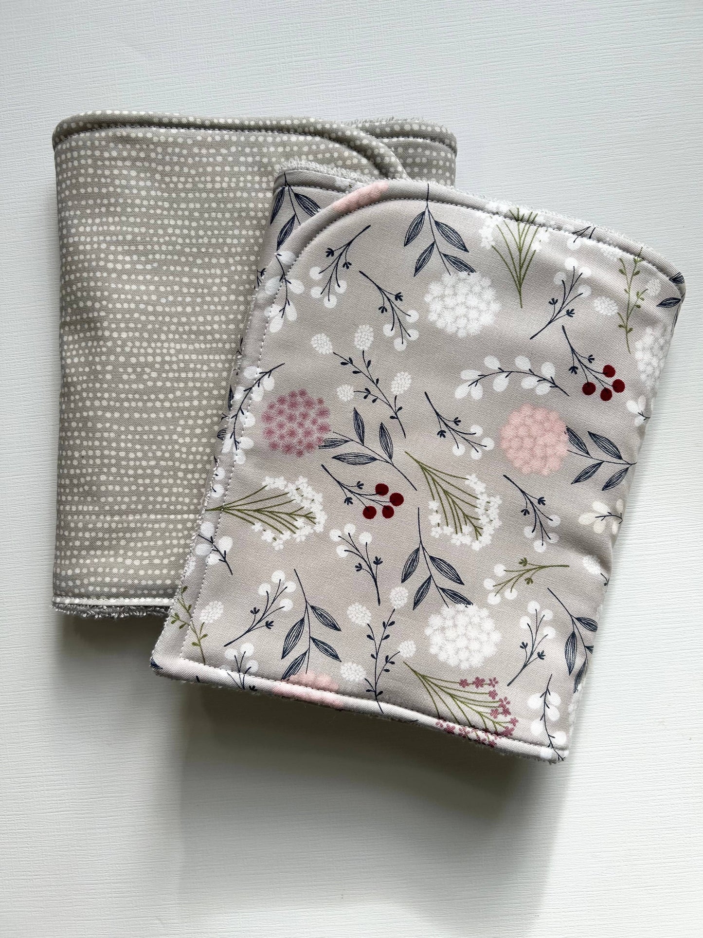 product_media/port-starbird/signature-burp-cloth-set-grey-wildflowers/signature-burp-cloth-set-grey-wildflowers (1).jpg