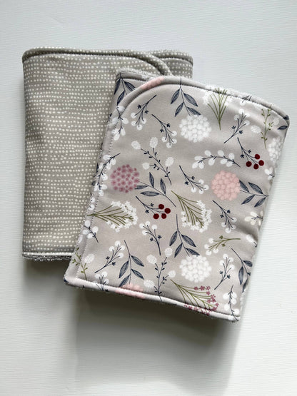 product_media/port-starbird/signature-burp-cloth-set-grey-wildflowers/signature-burp-cloth-set-grey-wildflowers (1).jpg